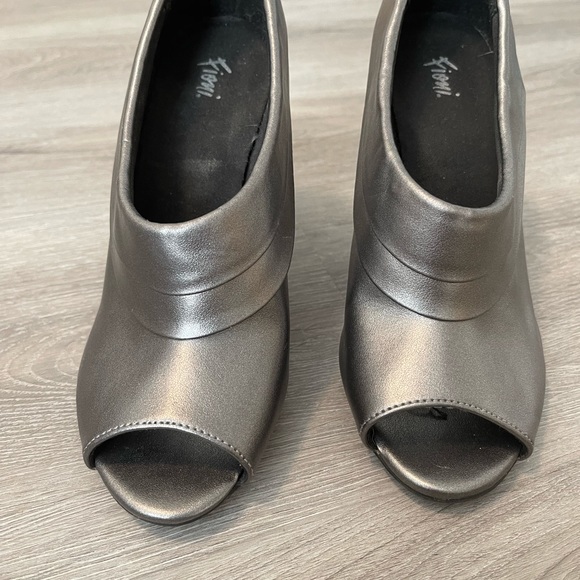 Fioni heels gunmetal color size 6.5 - Picture 2 of 7